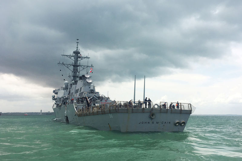 © Reuters. Desaparecen 10 marineros de EEUU tras chocar su buque de guerra cerca de Singapur