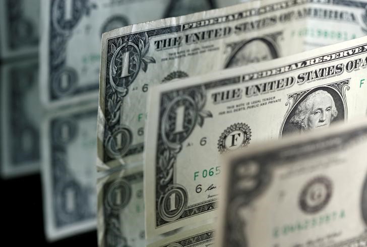 © Reuters. Долларовые банкноты