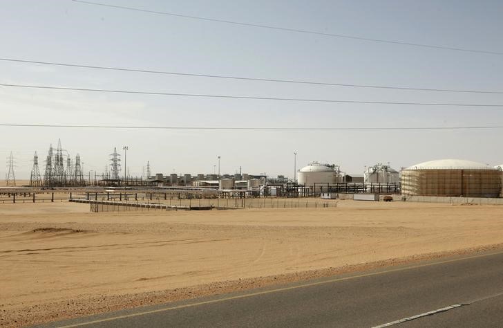 © Reuters. Вид на строения на нефтяном месторождении Шарара в Ливии