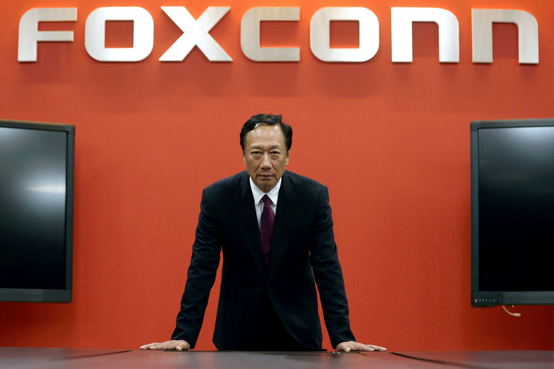 © Reuters. FILE PHOTO - Terry Gou, founder and chairman of Foxconn reacts during an interview with Reuters in New Taipei City, Taiwan