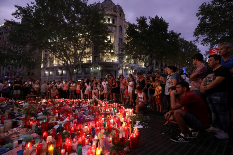 © Reuters. Pessoas se reunem em memorial para vítimas de ataque em Las Ramblas, Barcelona