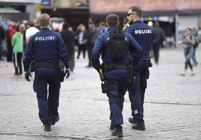 © Reuters. Policiais na praça de Turku, na Finlândia