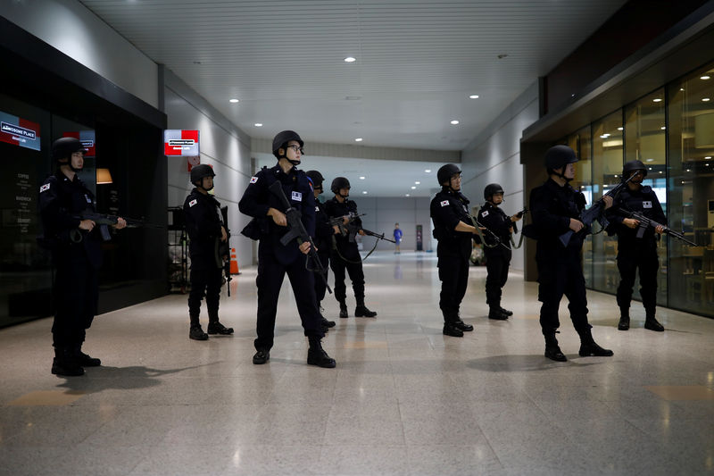 © Reuters. Policiais da Coreia do Sul participam de simulação antiterrorismo como parte do exercício Guardião da Liberdade Ulchi, em Goyang