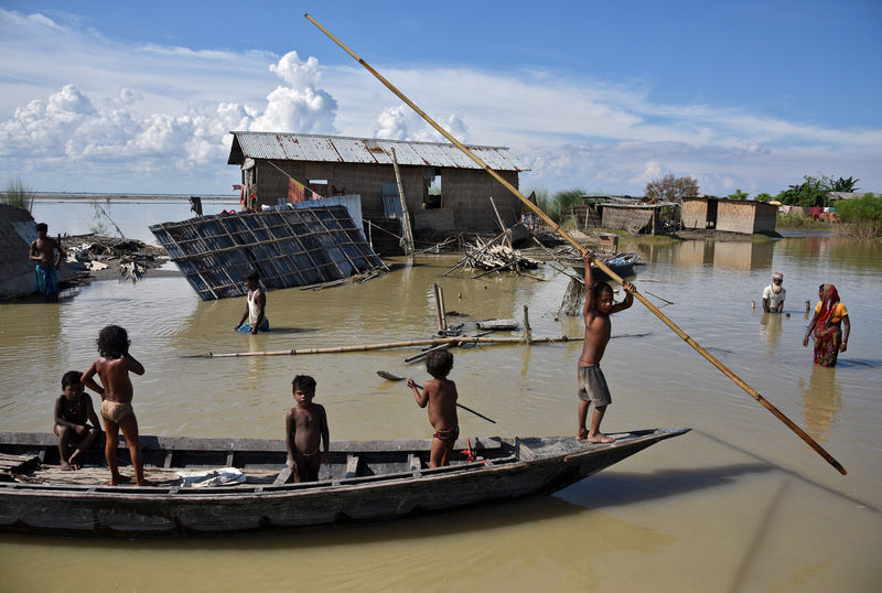 © Reuters. مقتل أكثر من 800 جراء السيول والانهيارات في أنحاء جنوب آسيا