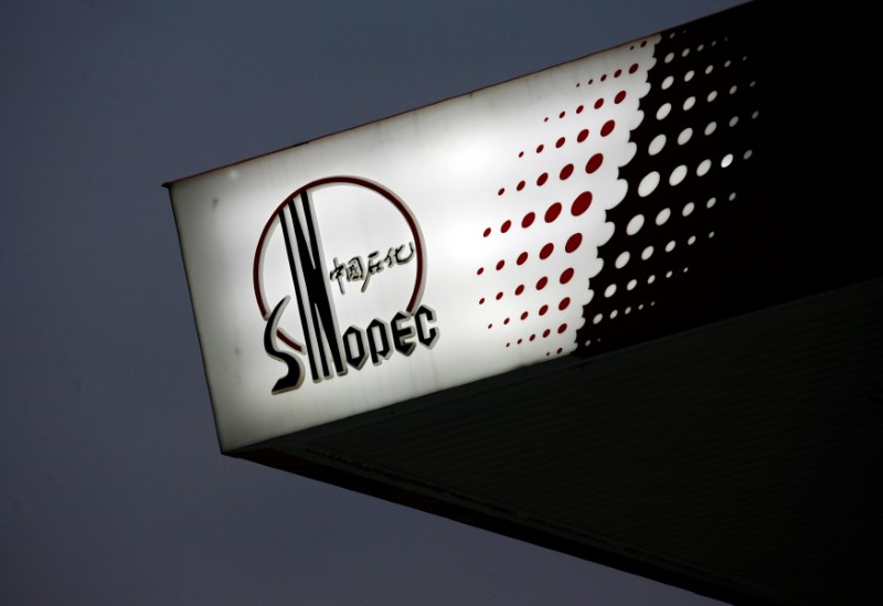 © Reuters. FILE PHOTO - The Sinopec logo is seen at one of its gas stations in Hong Kong