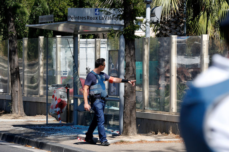 © Reuters. Policial francês perto de ponto de ônibus que foi atingido por veículo em Marselha, na França