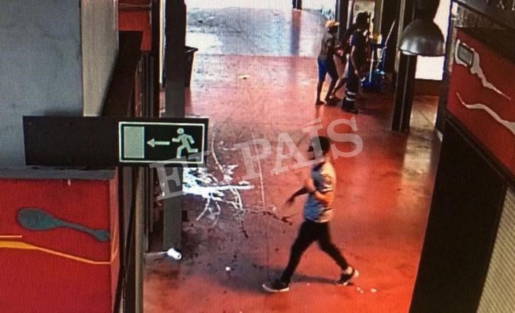 © Reuters. Imagem do suspeito de atropelar pedestres com uma van andando no mercado La Boqueria, em Barcelona