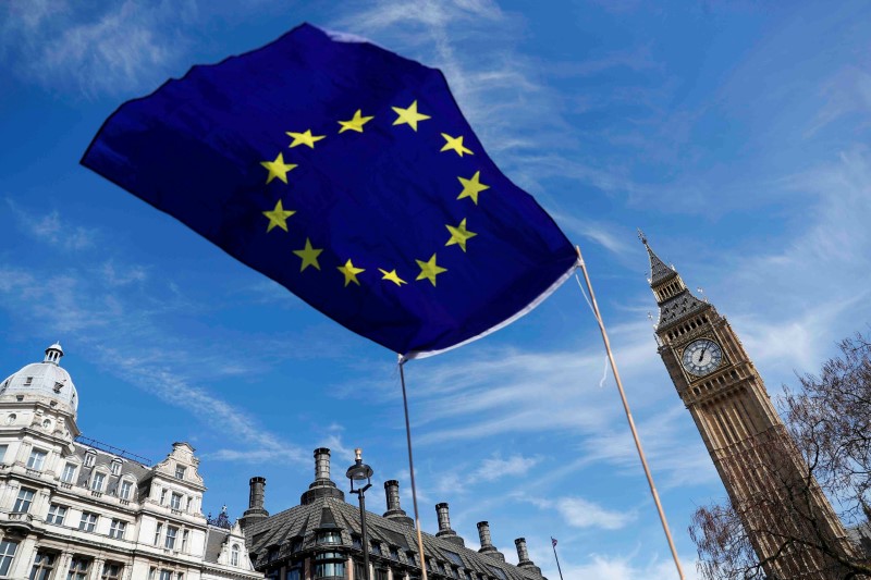 © Reuters. FILE PHOTO: An EU flag flies above Parliament Square during a Unite for Europe march in London