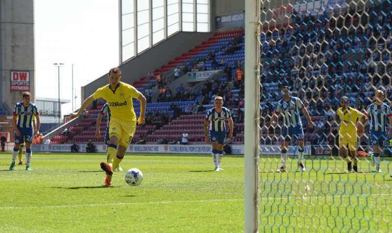 © Reuters. FILE PHOTO: Leeds United's Chris Wood scores their first goal from the penalty spot