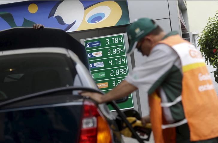 © Reuters. Funcionário abastece carro em posto de combustíveis no Rio de Janeiro, Brasil