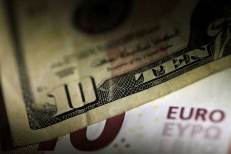 © Reuters. Un biglietto da 10 dollari Usa e uno da 10 euro