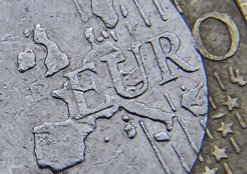 © Reuters. Detail of a European map, including Great Britain, is seen on the face of a Euro coin in London, Britain