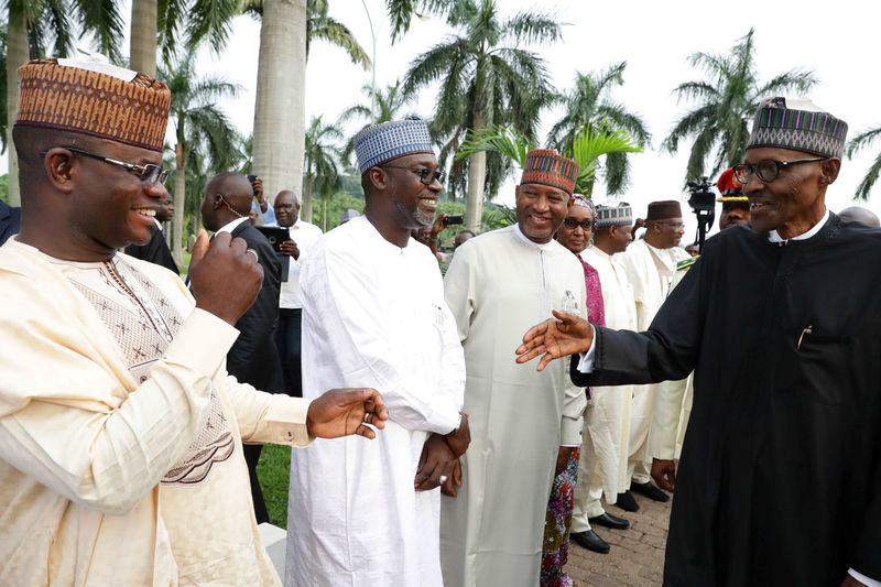 © Reuters. Nigeria's President Muhammadu Buhari is received by some state governors at at Nnamdi Azikiwe airport in Abuja