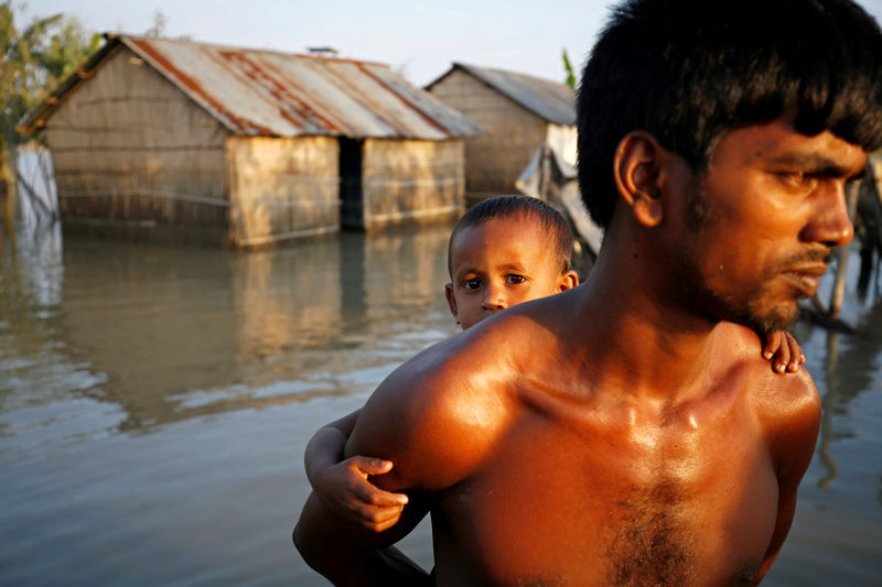 © Reuters. Muertos por inundaciones y desprendimientos en el sur de Asia suman más de 800