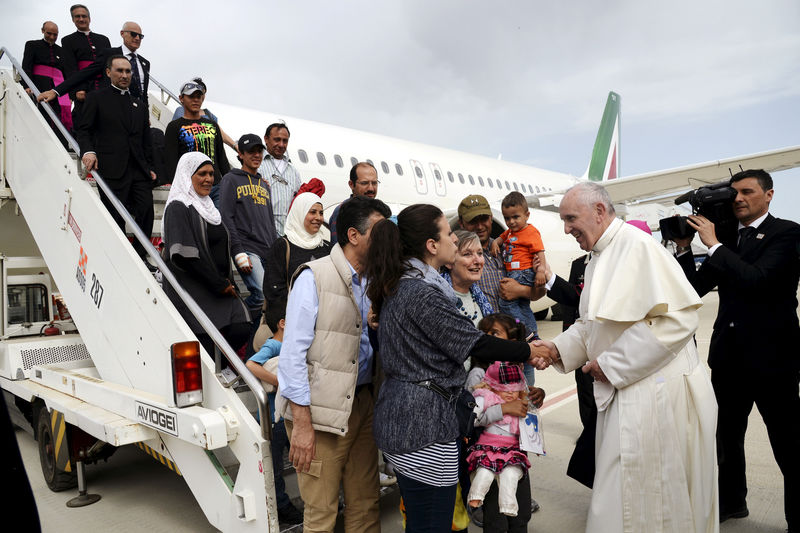 © Reuters. FILE PHOTO: Pope Francis welcomes a group of Syrian refugees after landing at Ciampino airport in Rome following a visit at the Moria refugee camp in the Greek island of Lesbos