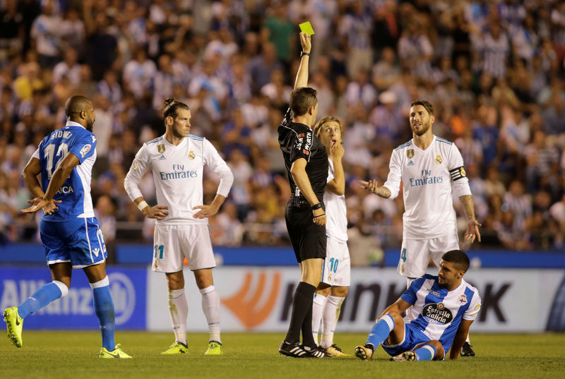 © Reuters. Ramos pide más permisividad a los árbitros tras récord de rojas en el Madrid