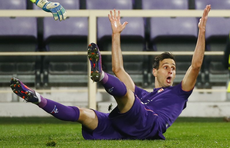 © Reuters. Fiorentina's Nikola Kalinic reacts