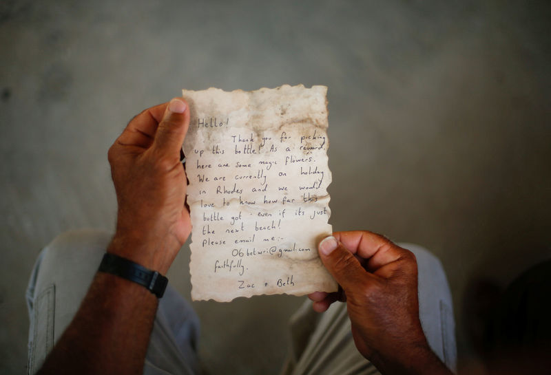 © Reuters. رسالة من البحر تحمل لصياد فلسطيني لمحة من الحرية