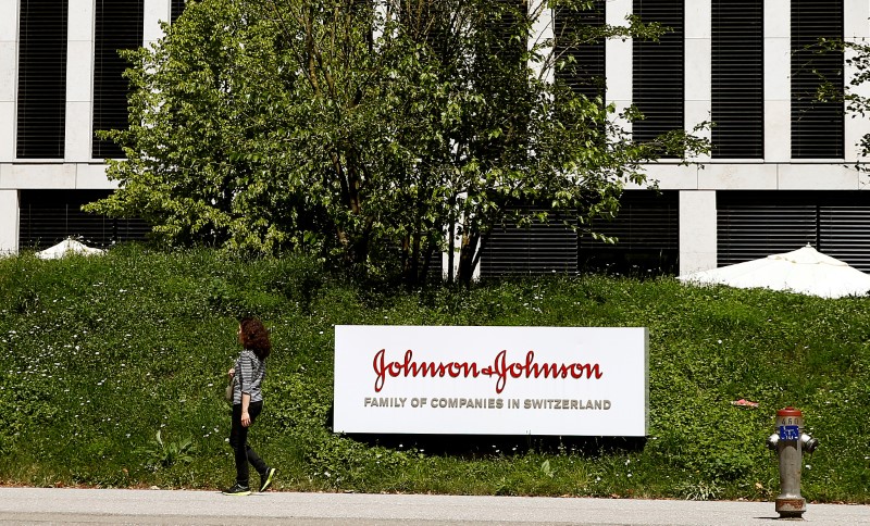 © Reuters. FILE PHOTO - Logo of healthcare company Johnson & Johnson is seen in Zug