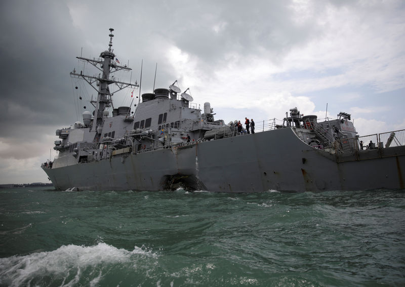 © Reuters. قائد بالبحرية الأمريكية: لا دلالة على وجود تعمد في حادث الاصطدام بمدمرة أمريكية