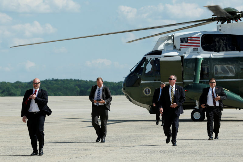 © Reuters. Secret Service agents arrive on a backup helicopter following President Donald Trump