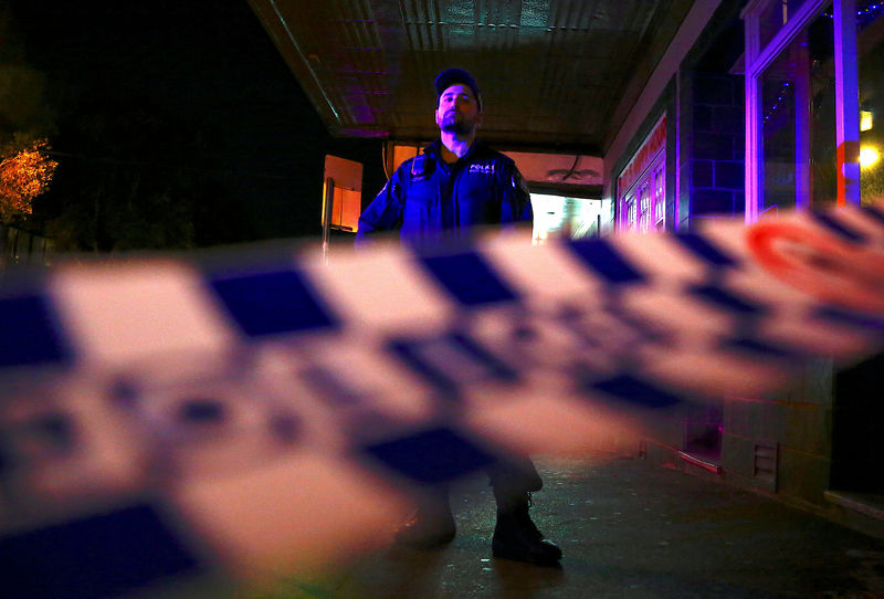 © Reuters. FILE PHOTO - A policeman stands on a street that has been blocked to the public after Australian counter-terrorism police arrested four people in raids late on Saturday across several Sydney suburbs in Australia