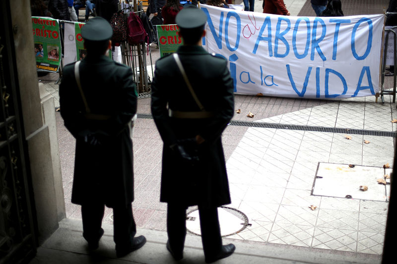 © Reuters. Gendarmes resguardan el Tribunal Constitucional donde se esta discutiendo la legalidad del aborto en ciertas causales en Santiago