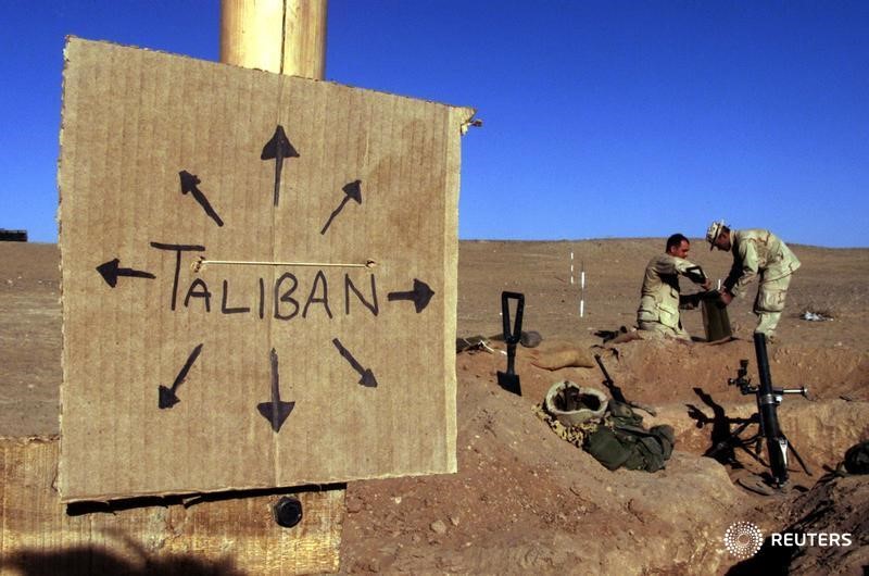 © Reuters. FILE PHOTO: Marines fill sand bags in southern Afghanistan