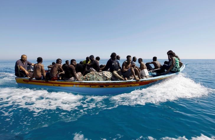 © Reuters. Un grupo armado evita la salida de Libia de barcos de emigrantes