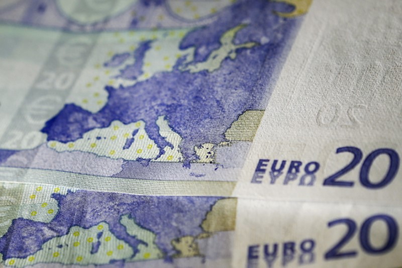 © Reuters. The map of Europe is depicted on a twenty euro banknote in this photo illustration taken in Athens