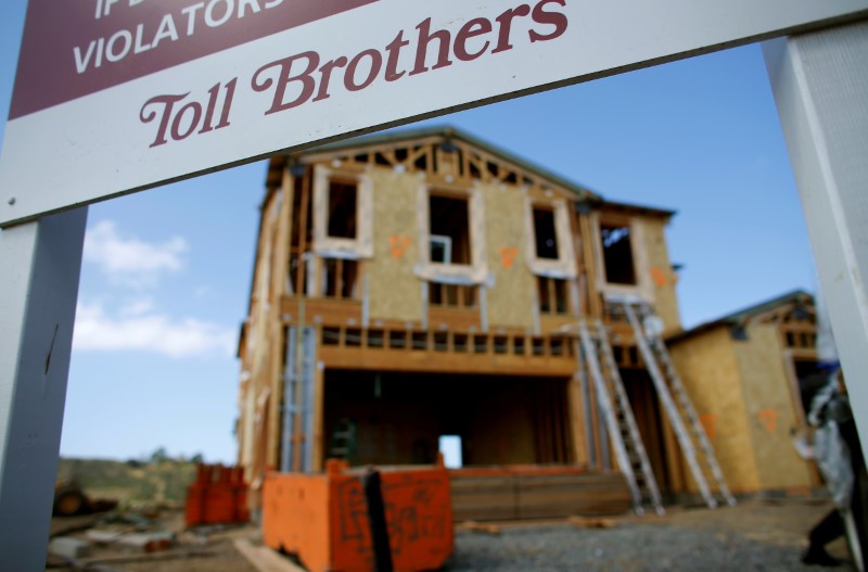 © Reuters. A single family home is shown under construction by Toll Brothers Inc, the largest U.S. luxury homebuilder, in Carlsbad, California