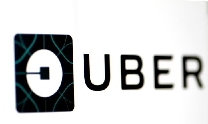 © Reuters. FILE PHOTO:The Uber logo is seen on a screen in Singapore