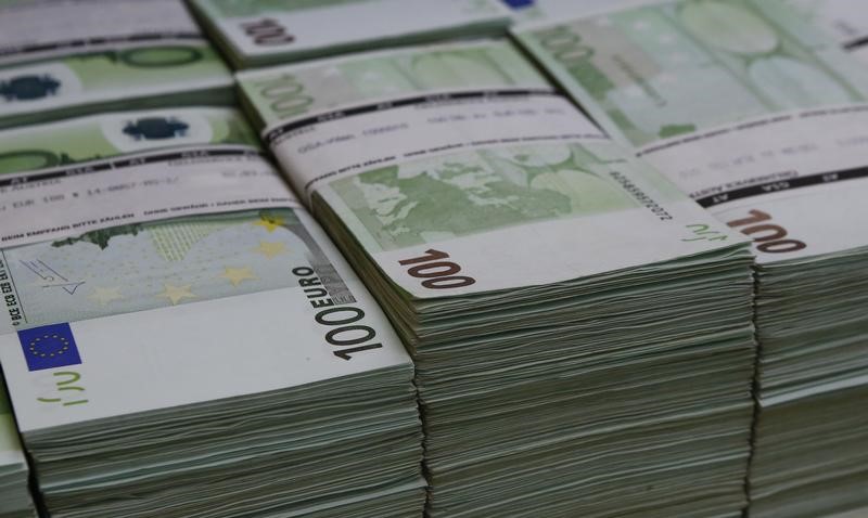 © Reuters. Пачки купюр по 100 евро в центральном офисе Money Service Austria в Вене