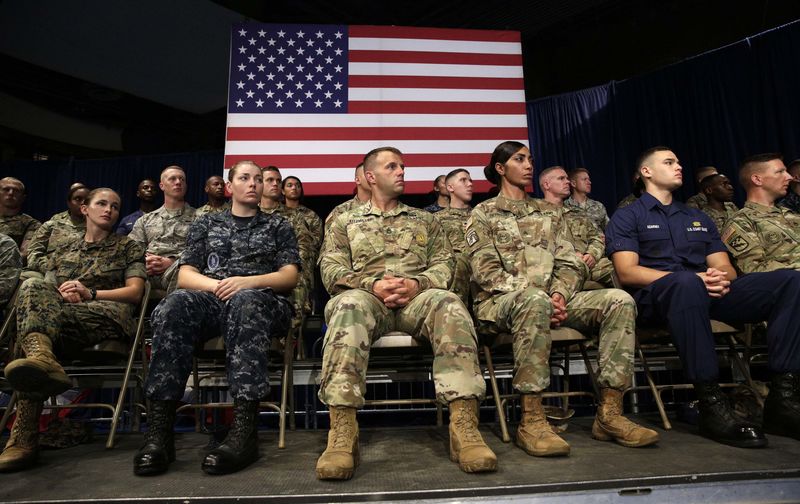 © Reuters. Militares norte-americanos observam enquanto presidente Donald Trump anuncia nova política para guerra no Afeganistão, no Estado de Virgínia