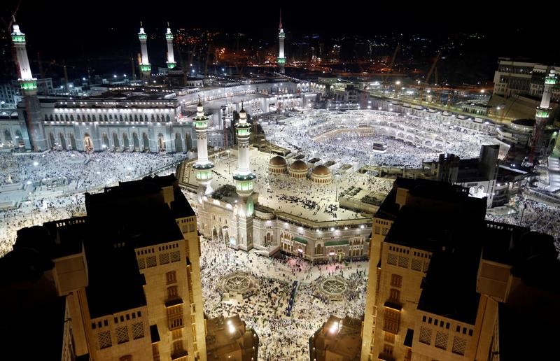 © Reuters. FILE PHOTO: General view of the Kaaba at the Grand Mosque in Mecca