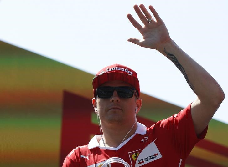 © Reuters. El piloto Kimi Raikkonen se quedará en Ferrari en 2018