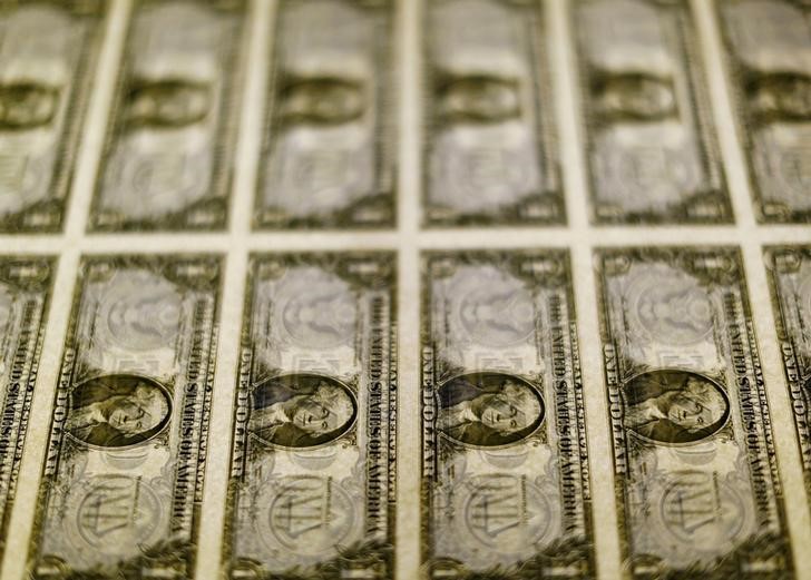 © Reuters. Notas de dólar sobre mesa em Washington