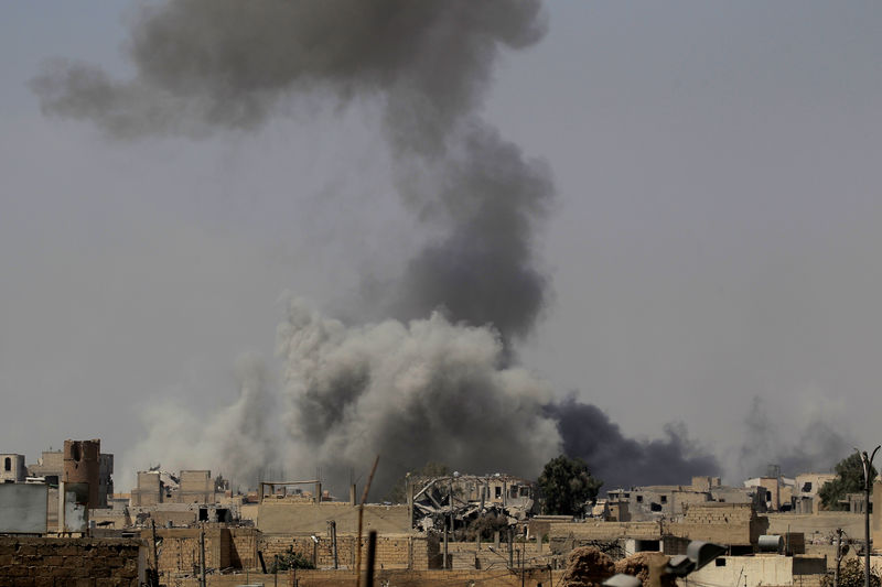 © Reuters. Confronto entre membros das Forças Democráticas da Síria e militantes do Estado Islâmico em Raqqa