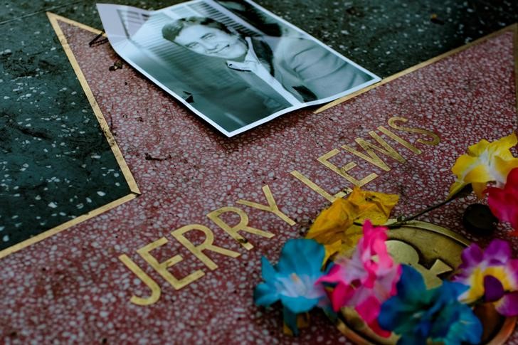 © Reuters. Flores deixadas em homenagem ao comediante Jerry Lewis em sua estrela na Calçada da Fama de Hollywood, em Los Angeles