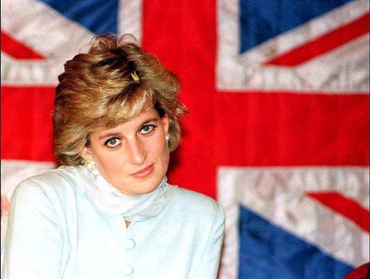 © Reuters. Princesa Diana do Reino Unido, em frente à bandeira britânica