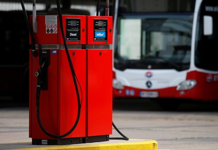 © Reuters. A diesel oil pump is seen at a bus terminal in Vienna