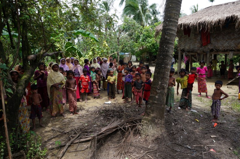 © Reuters. Rohingya villagers watch as international media visit Maung Hna Ma village,  Buthidaung township, northern Rakhine state, Myanmar