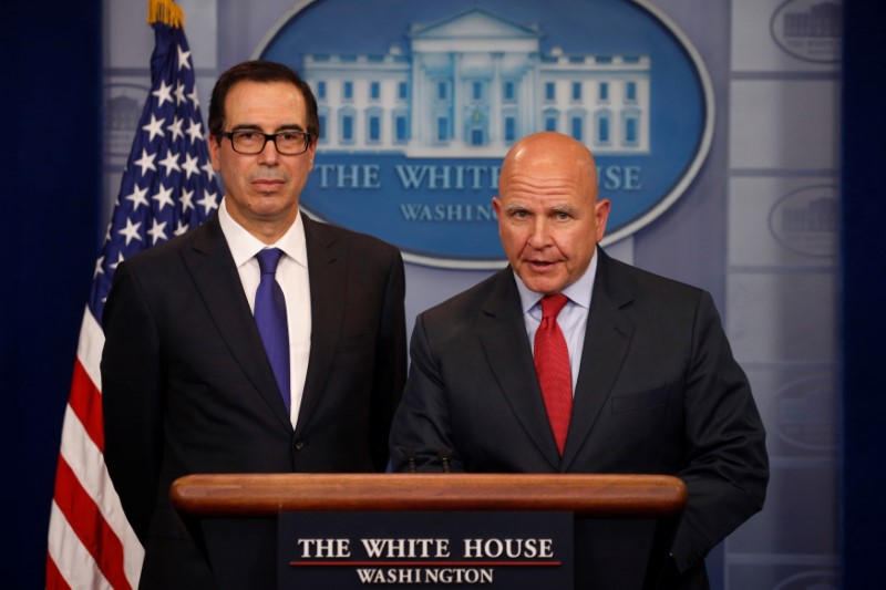© Reuters. Mnuchin and McMaster address sanctions on the Venezuela's Maduro during the daily press briefing at the White House in Washington