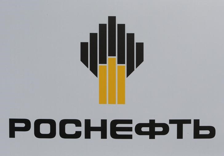 © Reuters. Логотип Роснефти на экономическом форуме в Санкт-Петербурге