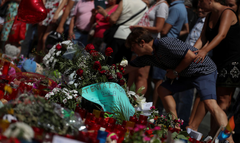 © Reuters. Homem coloca flores em memorial onde van atropelou multidão em Barcelona