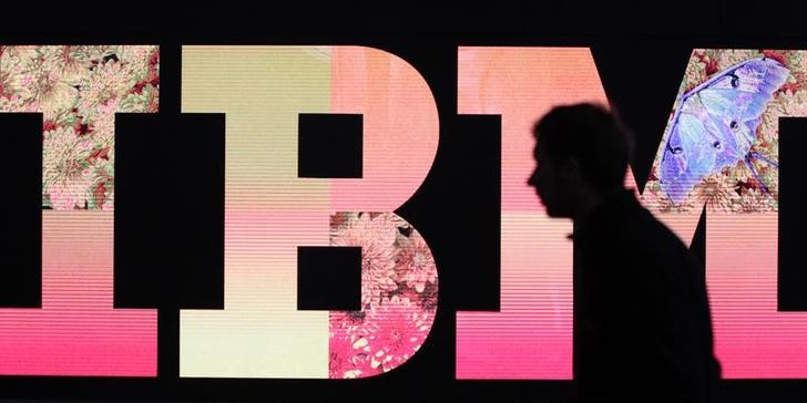 © Reuters. Logo da IBM na CeBIT em Hanover, na Alemanha