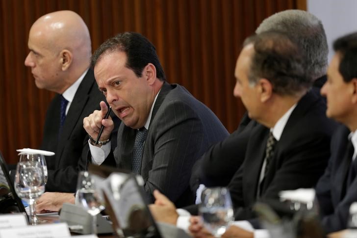 © Reuters. O líder do governo no Congresso, deputado André Moura (PSC-SE) (o segundo da esquerda para a direita) durante reunião no Palácio do Planalto, em Brasília