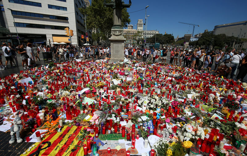 © Reuters. Pessoas se reúnem em local de ataque em Barcelona