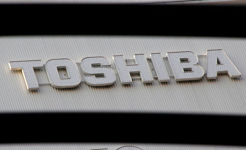 © Reuters. FILE PHOTO: A logo of Toshiba Corp is seen outside an electronics retail store in Tokyo
