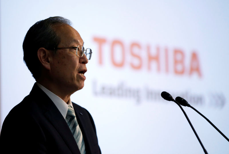 © Reuters. FILE PHOTO - Toshiba Corp CEO Tsunakawa attends a news conference at the company's headquarters in Tokyo